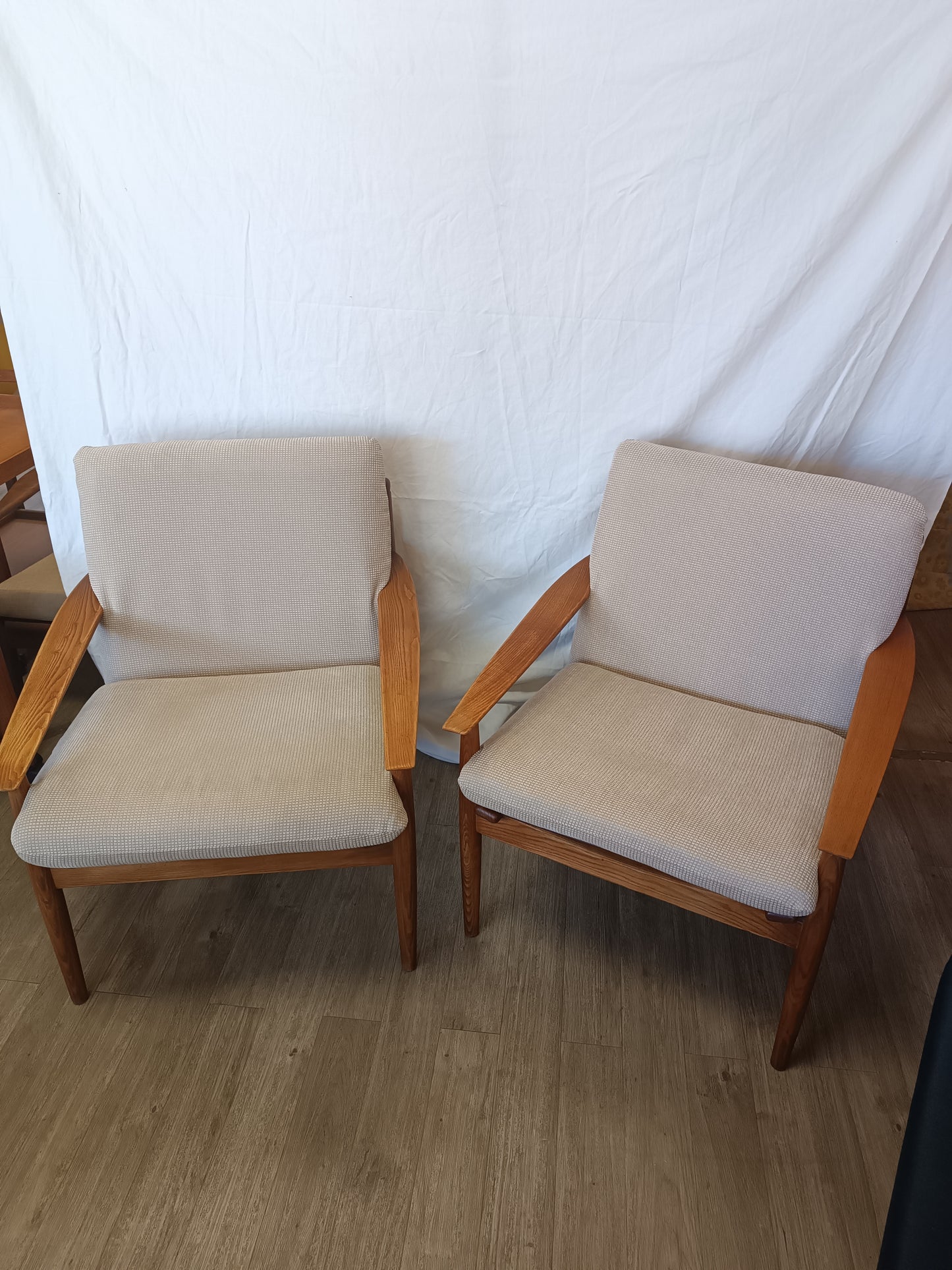 Paire de fauteuils scandinaves en frêne années 70's