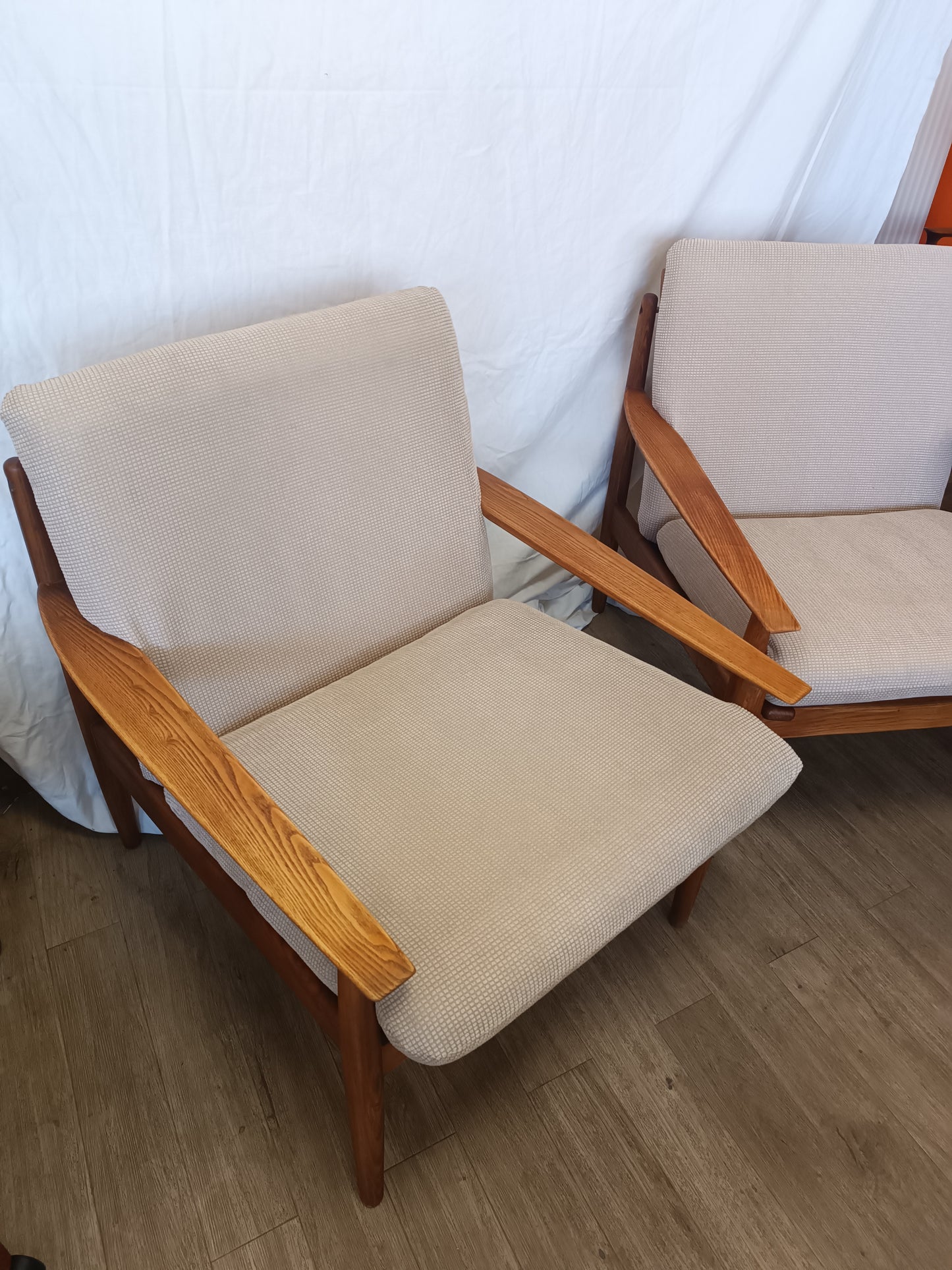 Paire de fauteuils scandinaves en frêne années 70's