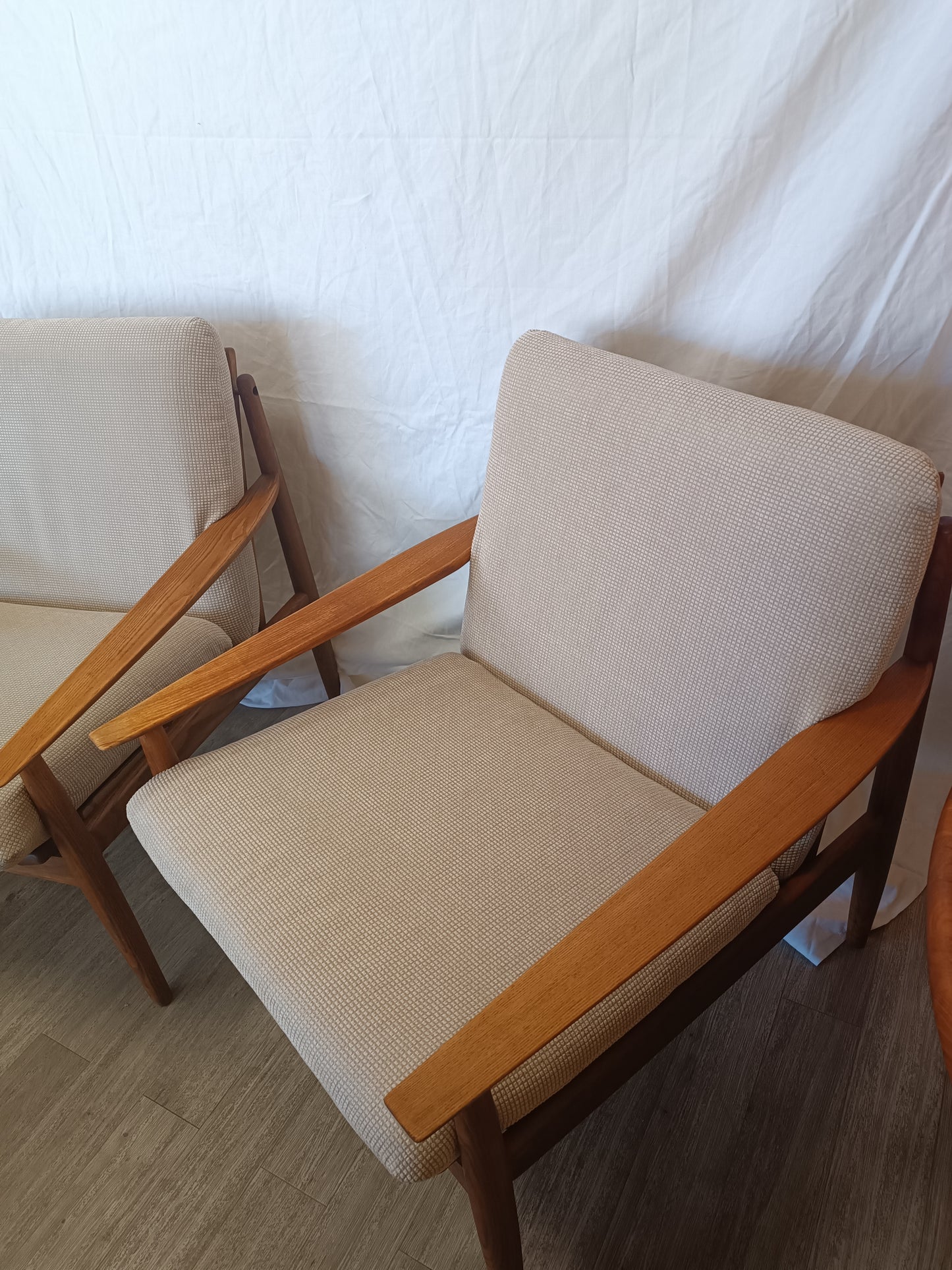 Paire de fauteuils scandinaves en frêne années 70's