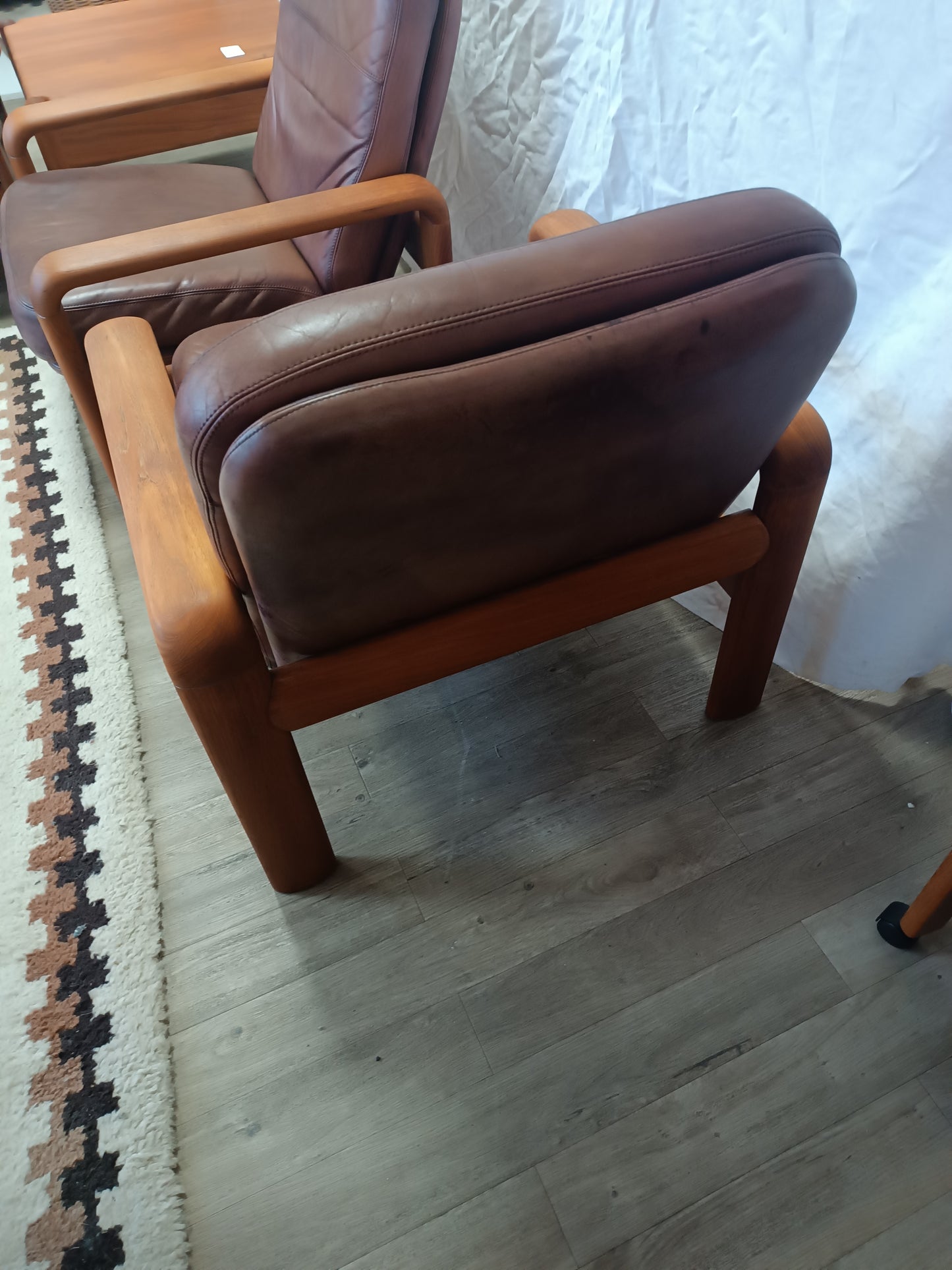 Paire de fauteuils scandinaves en teck massif et cuir