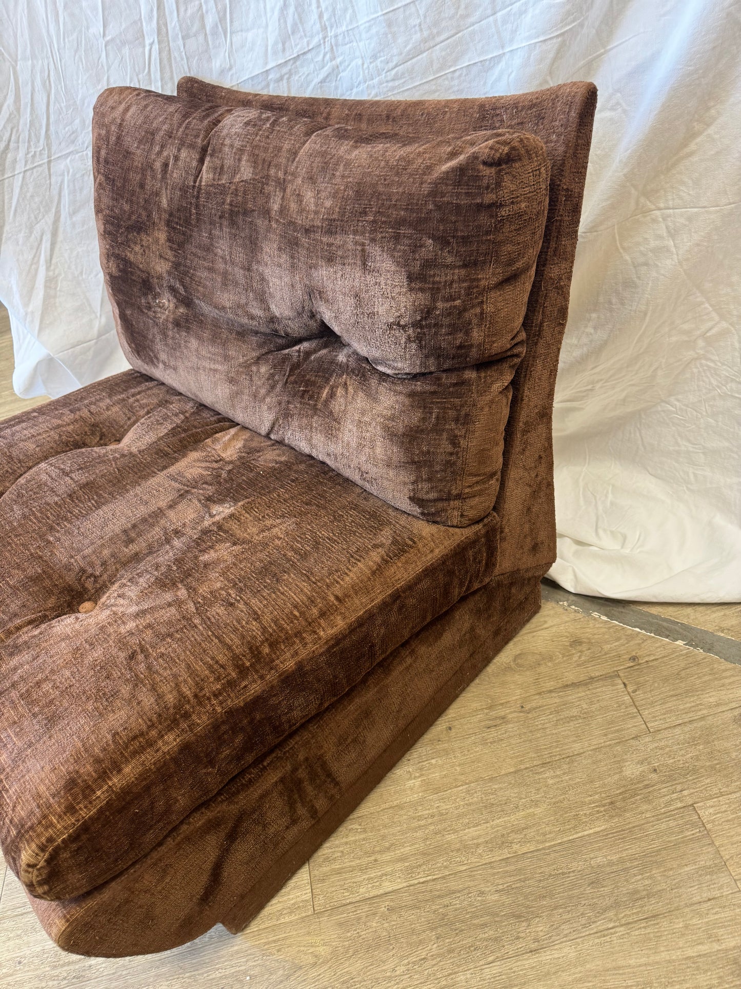 Fauteuil en velours marron