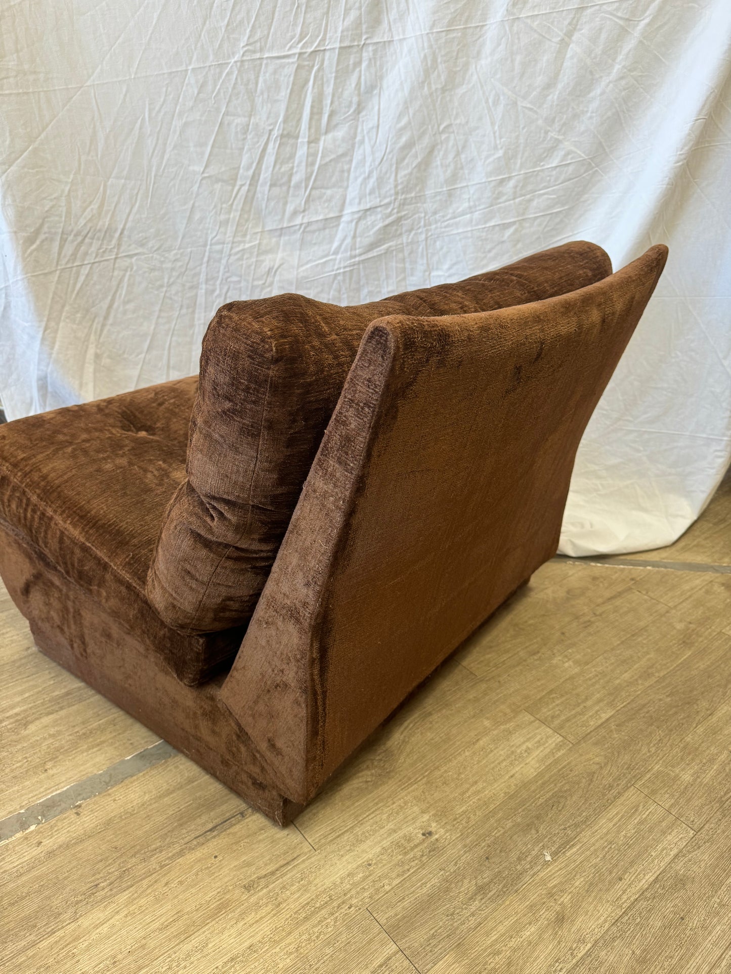 Fauteuil en velours marron