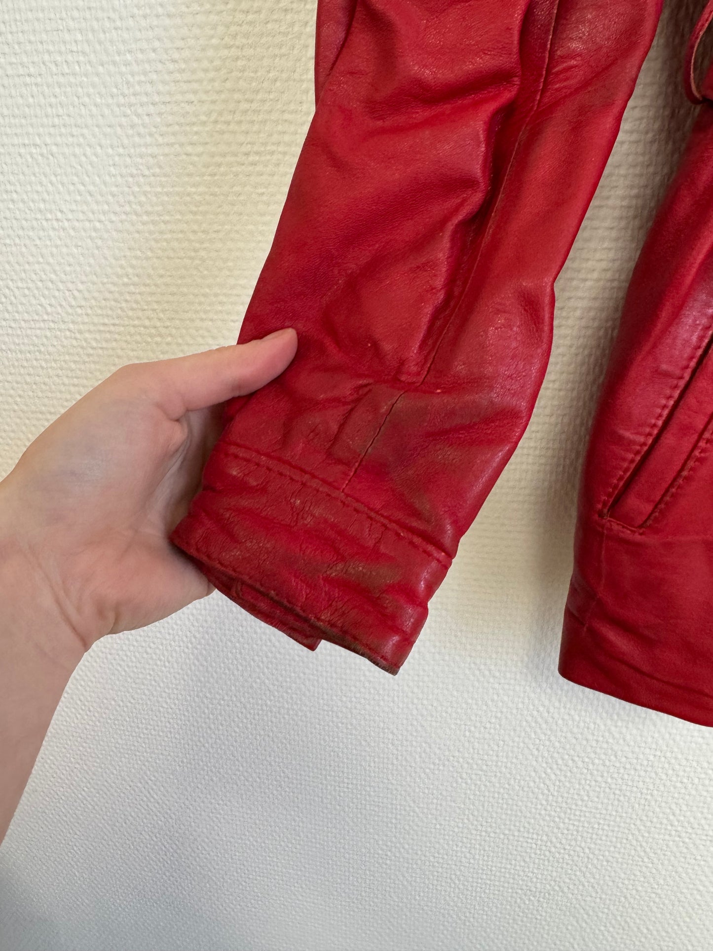 Veste en cuir rouge