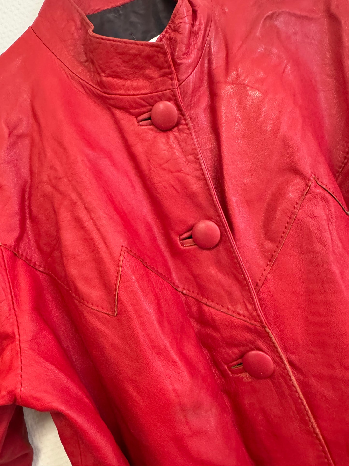 Veste en cuir rouge