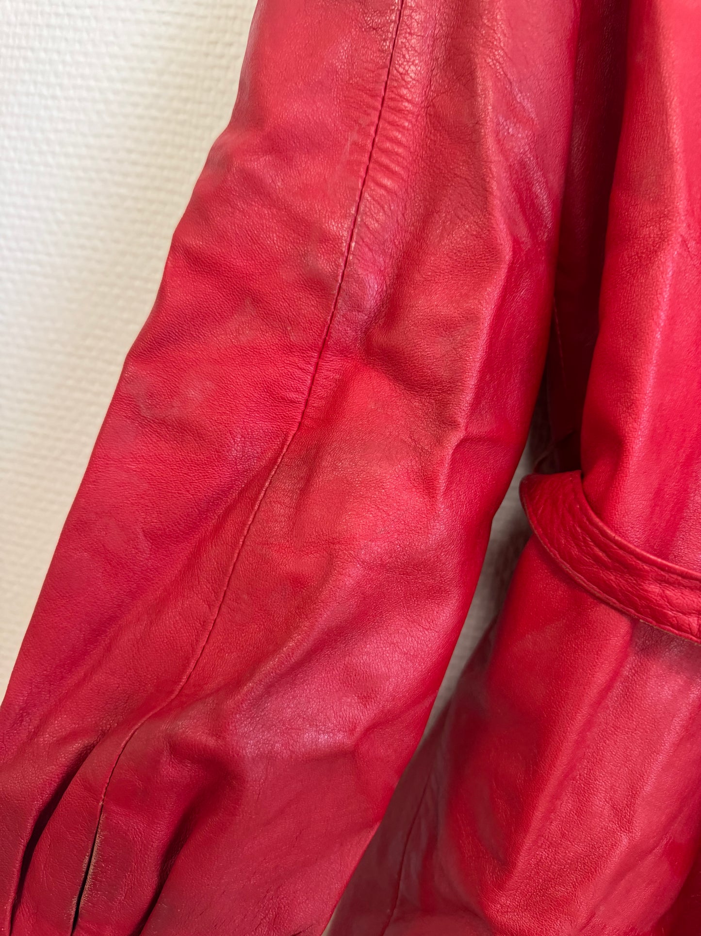 Veste en cuir rouge